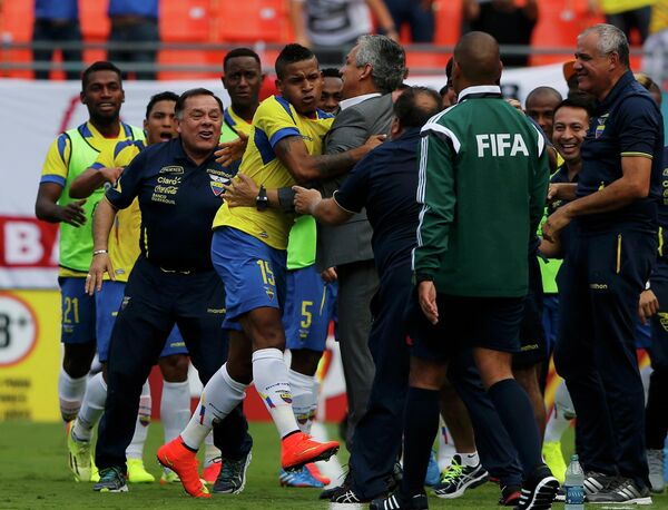 Футболисты Эквадора празднуют ничью с Англией