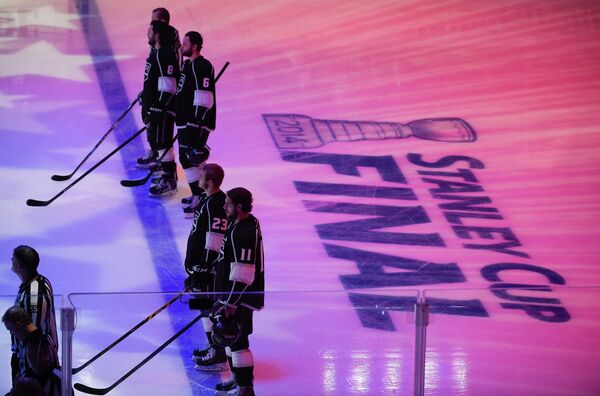 Хоккеисты Лос-Анджелес Кингз перед началом матча финала Кубка Стэнли-2014