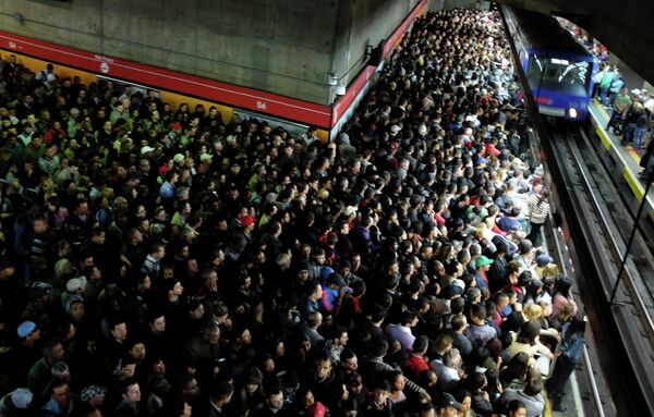 Пассажиры в метро Сан-Паулу