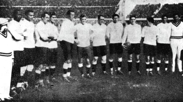 Футболисты сборной Уругвая перед финальным матчем чемпионата мира-1930