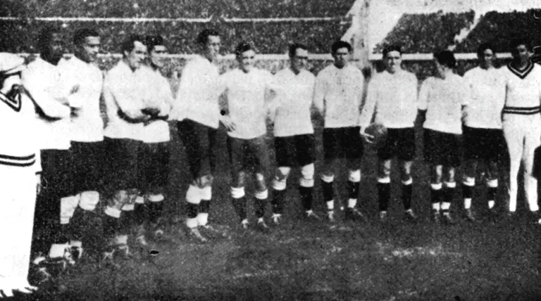 Футболисты сборной Уругвая перед финальным матчем чемпионата мира-1930 Футболисты сборной Уругвая перед финальным матчем чемпионата мира-1930