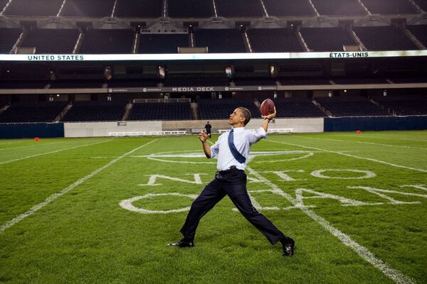 Президент США Барак Обама с мячом