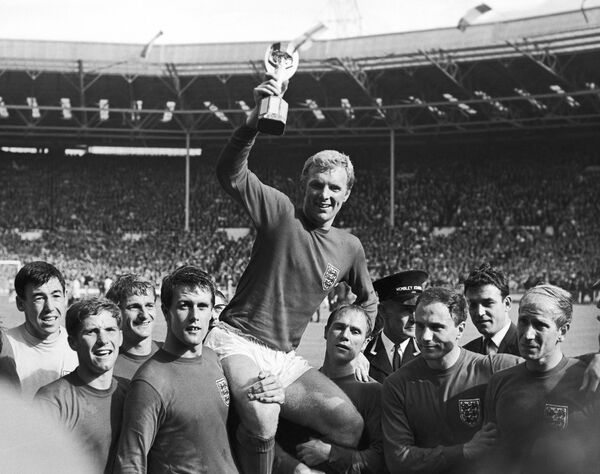 Футболисты сборной Англии, в центре капитан команды Бобби Мур, 1966 год