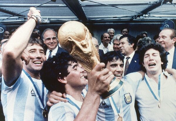 Футболисты сборной Аргентины. С кубком - Диего Марадона, 1986 год