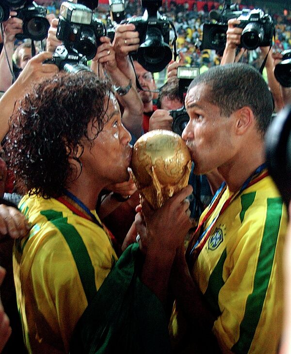 Футболисты сборной Бразилии Роналдиньо и Ривалдо (слева направо)