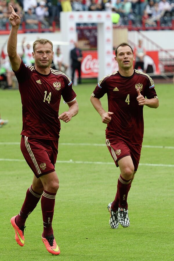 Игроки сборной России Василий Березуцкий (слева) и Сергей Игнашевич радуются забитому голу