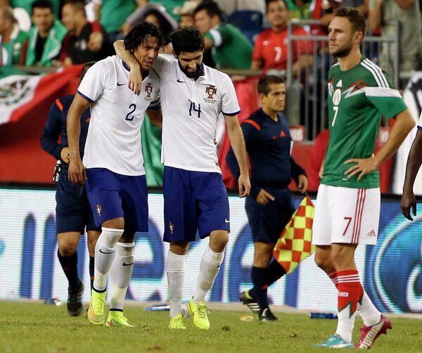 Футболисты сборной Португалии Бруно Алвеш и Луиш Нету радуются забитому мячу в ворота мексиканцев
