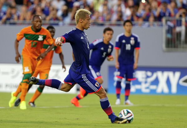 Полузащитник сборной Японии Кэйсукэ Хонда забивает пенальти в ворота Замбии