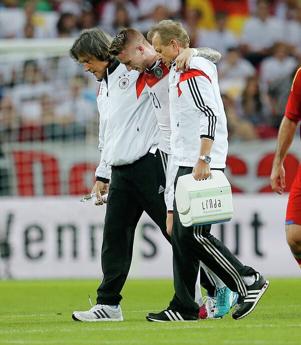 Полузащитник сборной Германии Марко Ройс покидает поле из-за травмы