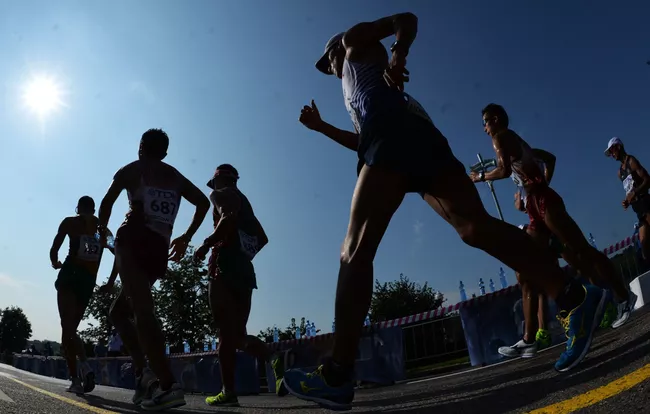 Спортсмены в соревнованиях по спортивной ходьбе