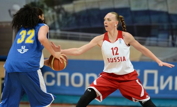 На фото: баскетболистка сборной Швеции Аманда Захаи (слева) и форвард сборной России Ирина Осипова