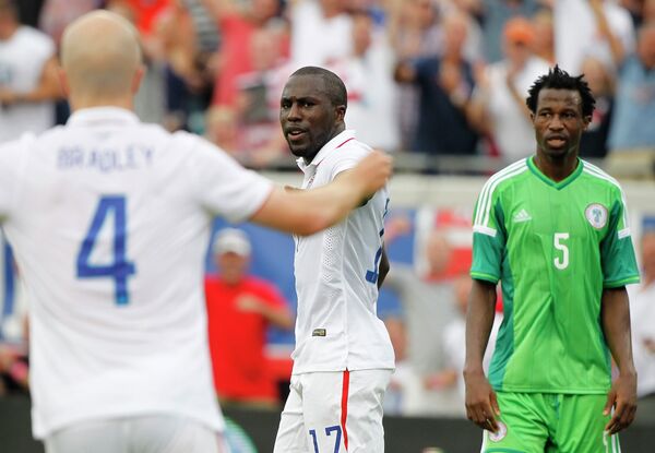 Форвард сборной США Джози Алтидор (в центре) радуется забитому мячу в ворота сборной Нигерии
