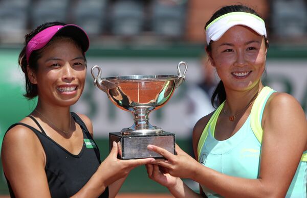 Представительница Тайваня Си Сувэй и китаянка Пэн Шуай завоевали титул на Открытом чемпионате Франции по теннису в парном разряде.