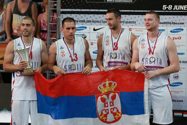 Игроки сборной Сербии, занявшие второе место на чемпионате мира по баскетболу 3х3