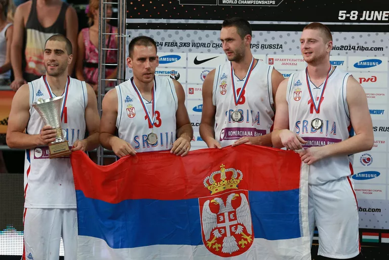 Игроки сборной Сербии, занявшие второе место на чемпионате мира по баскетболу 3х3 Игроки сборной Сербии, занявшие второе место на чемпионате мира по баскетболу 3х3