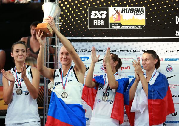 Игроки сборной России, занявшие второе место на чемпионате мира по баскетболу 3х3 среди женщин, во время церемонии награждения.