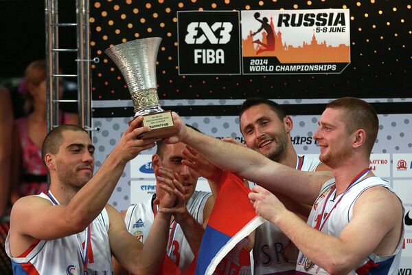 Игроки сборной Сербии, занявшие второе место на чемпионате мира по баскетболу 3х3 среди мужчин, во время церемонии награждения.