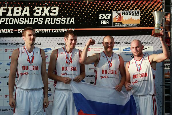 Игроки сборной России, занявшие третье место на чемпионате мира по баскетболу 3х3 среди мужчин, во время церемонии награждения.