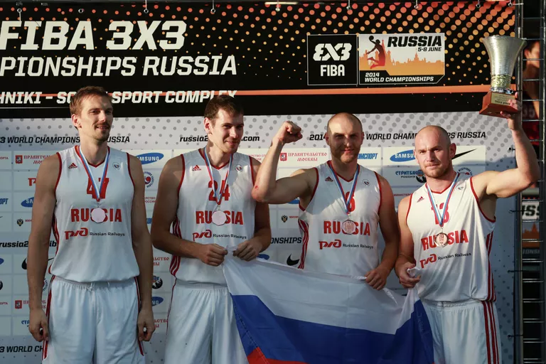 Игроки сборной России, занявшие третье место на чемпионате мира по баскетболу 3х3 среди мужчин, во время церемонии награждения. Игроки сборной России, занявшие третье место на чемпионате мира по баскетболу 3х3 среди мужчин, во время церемонии награждения.