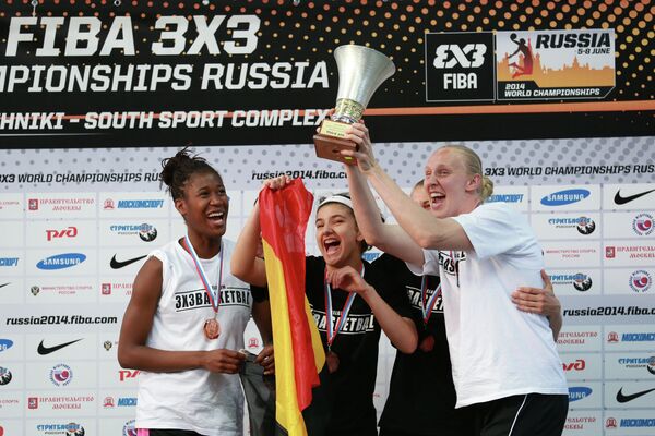 Игроки сборной Бельгии, занявшие третье место на чемпионате мира по баскетболу 3х3 среди женщин, во время церемонии награждения.