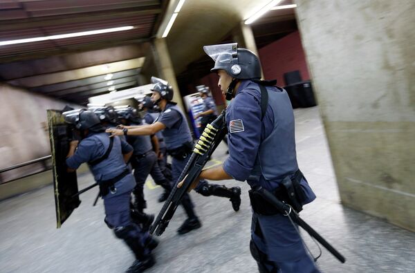 Полиция в Сан-Паулу во время забастовки сотрудников метрополитена в преддверии старта ЧМ