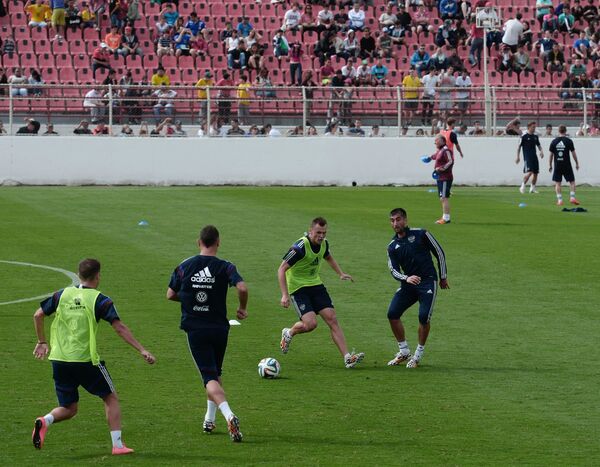 Игроки сборной России по футболу Денис Черышев и Александр Самедов (в центре слева направо) во время тренировки