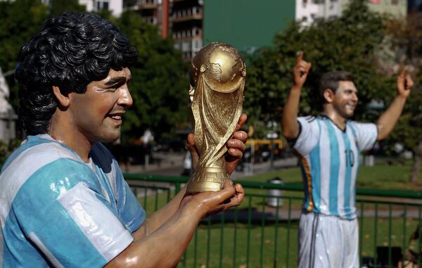 Статуи Диего Марадоны и Лионеля Месси в Буэнос-Айресе