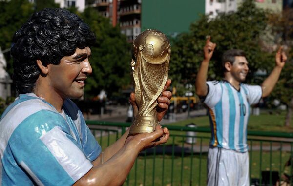 Статуи Диего Марадоны и Лионеля Месси в Буэнос-Айресе в преддверии старта ЧМ по футболу 2014 года