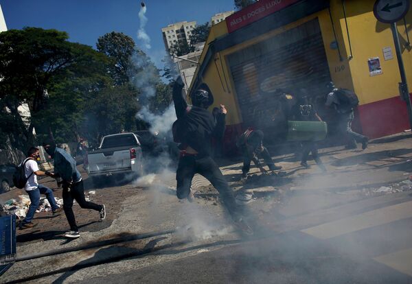 Столкновения манифестантов с полицией в бразильском городе Сан-Паулу