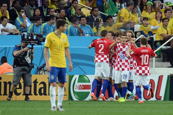 Футболисты сборной Хорватии радуются забитому голу