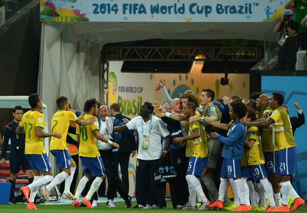 Футболисты сборной Бразилии радуются забитому голу