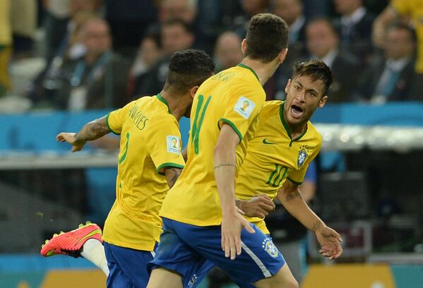 Футболисты сборной Бразилии радуются забитому голу