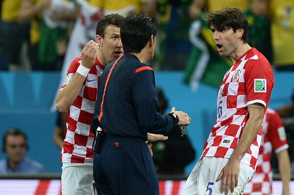 Футболисты сборной Хорватии спорят с главным судьей