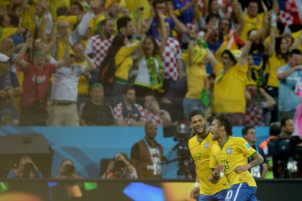 Форварды сборной Бразилии Халк и Неймар радуются забитому гол