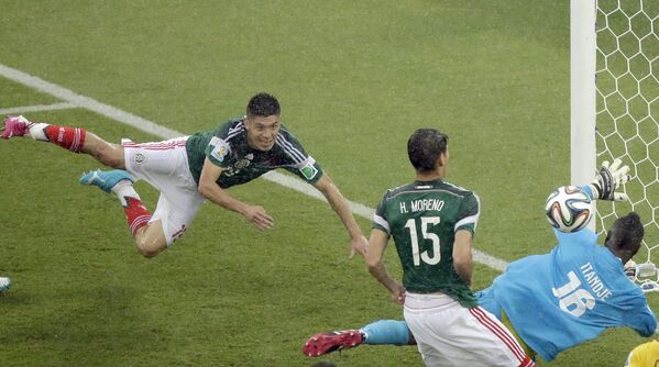 Игровой момент матча Мексика - Камерун
