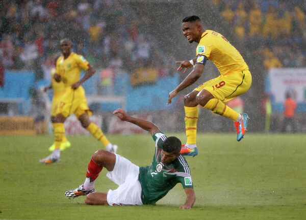 Игровой момент матча Мексика - Камерун