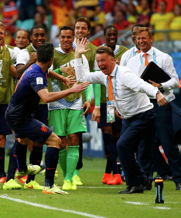 Нападающий сборной Голландии Робин ван Перси и главный тренер оранжевых Луи ван Гал празднуют первый забитый гол в ворота испанской команды