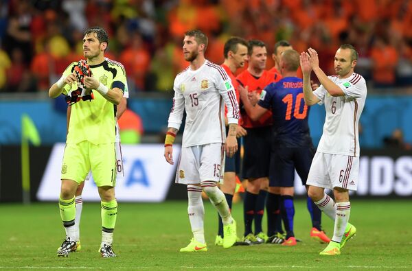 Футболисты сборной Испании после поражения от голландцев