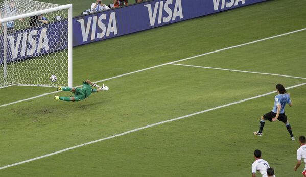 Форвард Уругвая Эдинсон Кавани забивает гол в ворота голкипера Коста-Рики Кейлора Наваса.