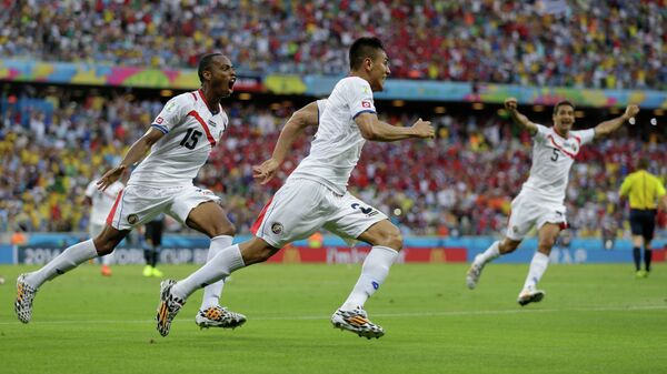 Защитники Коста-Рики Оскар Дуарте и Хуниор Диас празднуют гол.