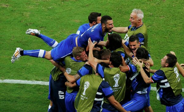 Футболисты сборной Италии празднуют гол.