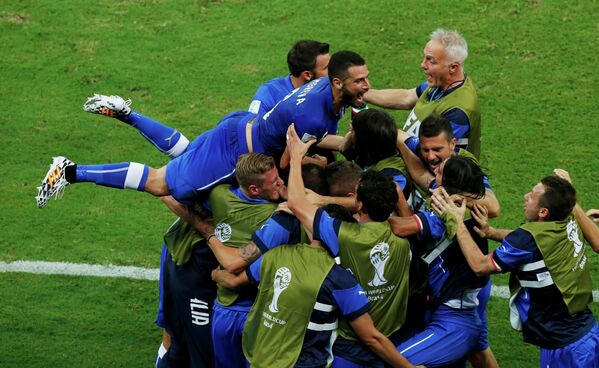 Футболисты сборной Италии празднуют гол.