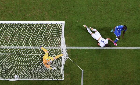 Форвард сборной Италии Марио Балотелли забивает гол в ворота англичан.