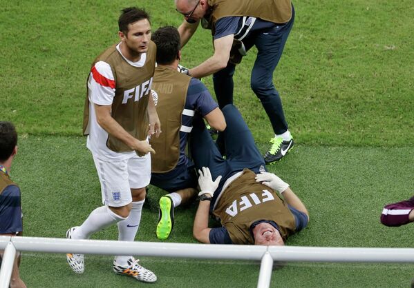 Физиотерапевт сборной Англии вывихнул лодыжку, празднуя гол в ворота итальянцев
