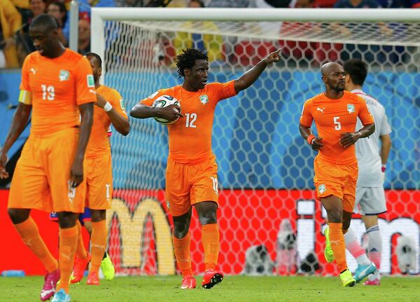 Футболисты Кот-д’Ивуара празднуют гол нападающего Вилфреда Бони.