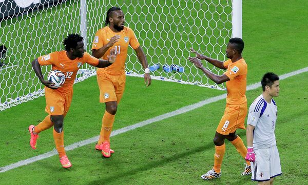нападающие Кот-д’Ивуара Дидье Дрогба, Жервиньо и Саломон Калу празднуют забитый гол в ворота сборной Японии.