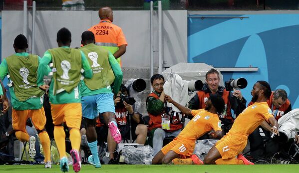 Футболисты Кот-д’Ивуара празднуют гол в ворота Японии