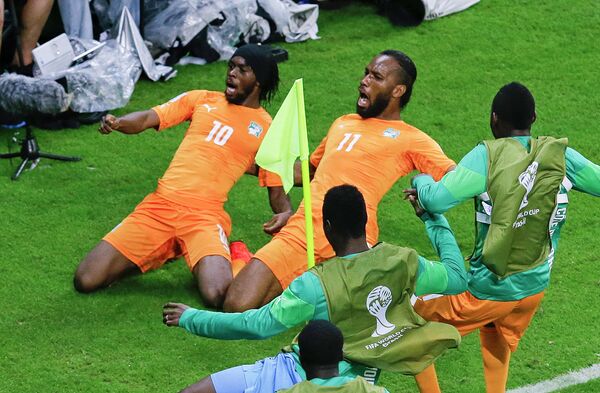 нападающие Кот-д’Ивуара Жервиньо и Дидье Дрогба празднуют гол.