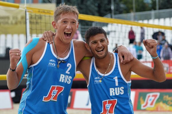 Игроки сборной России по пляжному волейболу Константин Семенов (слева) и Вячеслав Красильников