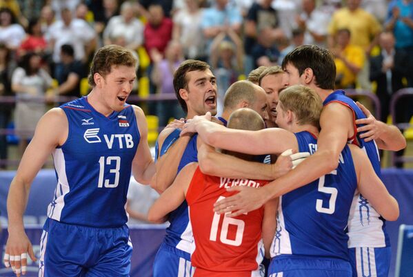 Волейболисты сборной России радуются победе в матче группового отборочного раунда розыгрыша Мировой Лиги